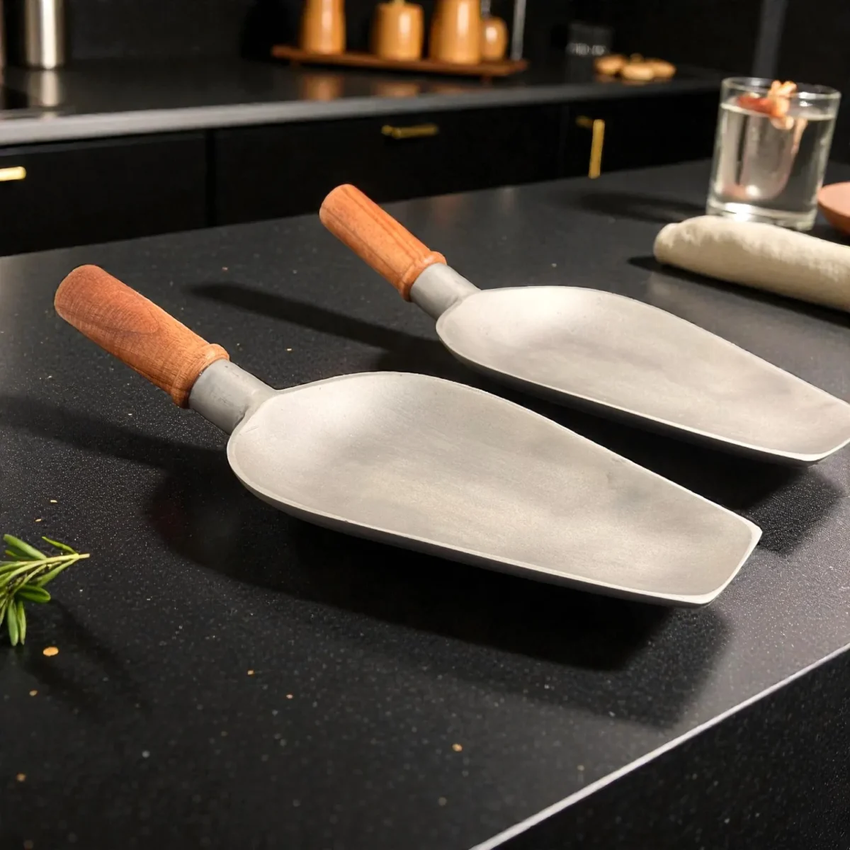 Harmiche SizzleSpade Hard Anodised Aluminium Spade Servers with Wooden Handle – Set of 2 (24 × 12.5 cm)