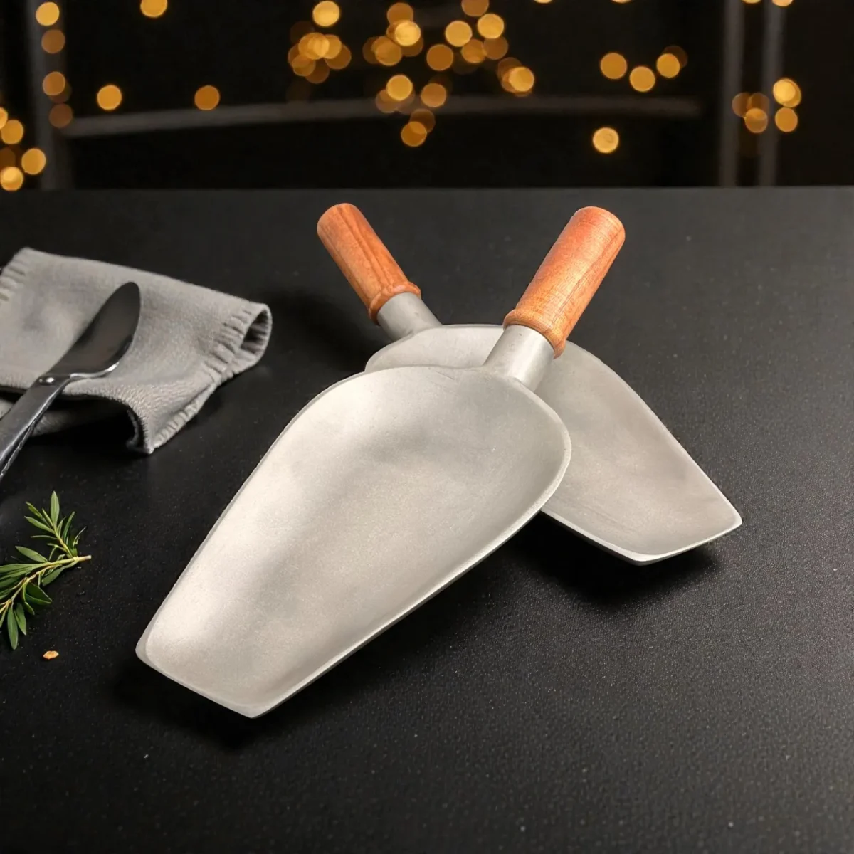 Harmiche SizzleSpade Hard Anodised Aluminium Spade Servers with Wooden Handle – Set of 2 (24 × 12.5 cm)