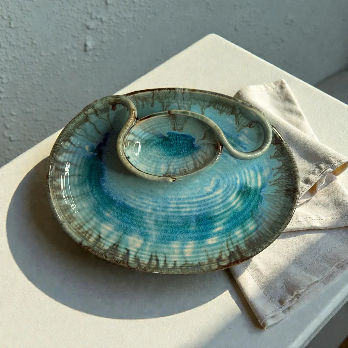 Harmiche Laguna Luxe Crackle Glaze Ceramic Medium Oval Chip and Dip Platter with Centre Dip Bowl – Coastal Blue (12 x 9 Inch)