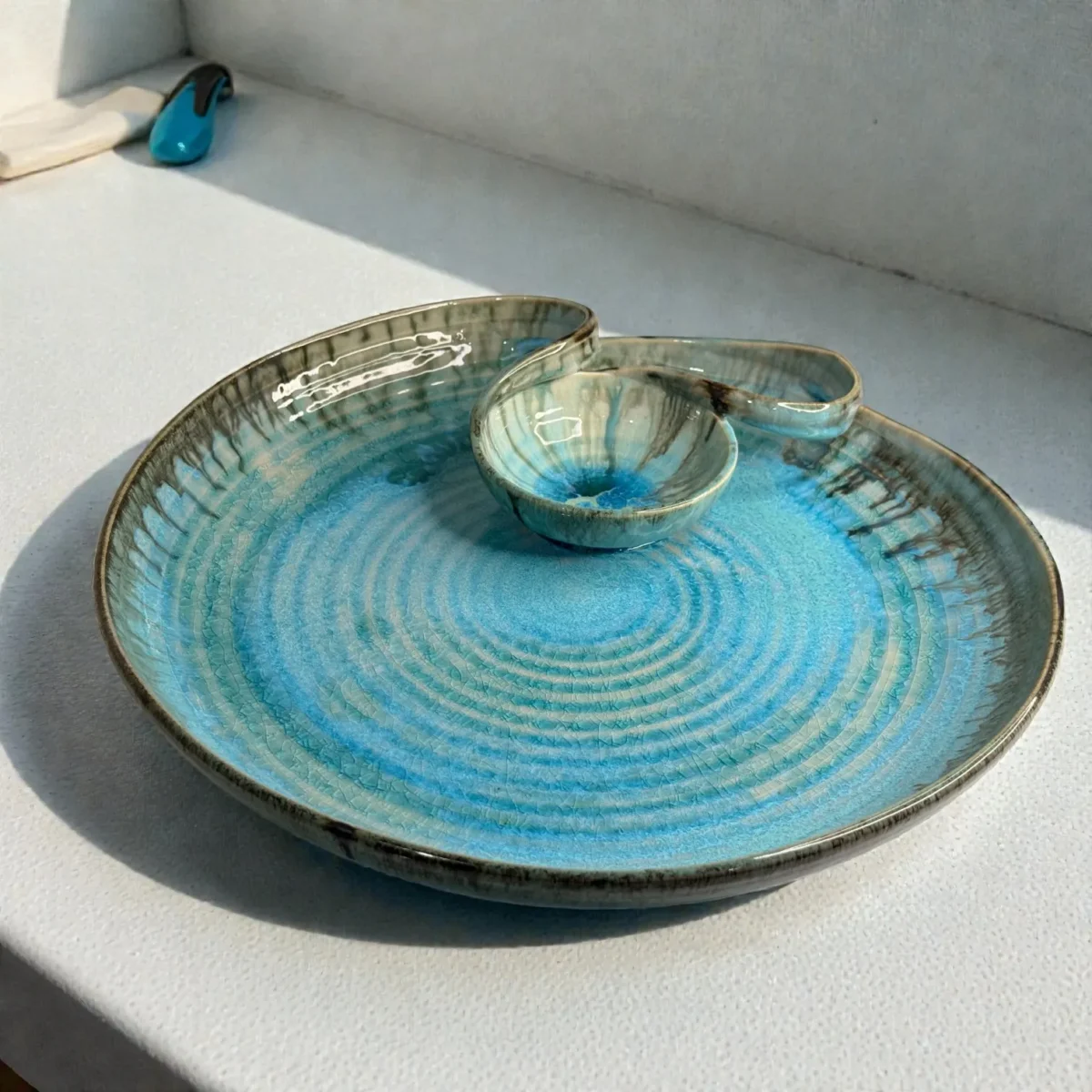 Harmiche Laguna Luxe Crackle Large Round Ceramic Chip and Dip Platter (14 Inch) – Aqua Blue Snack Serving Platter with Built-in Dip Bowl