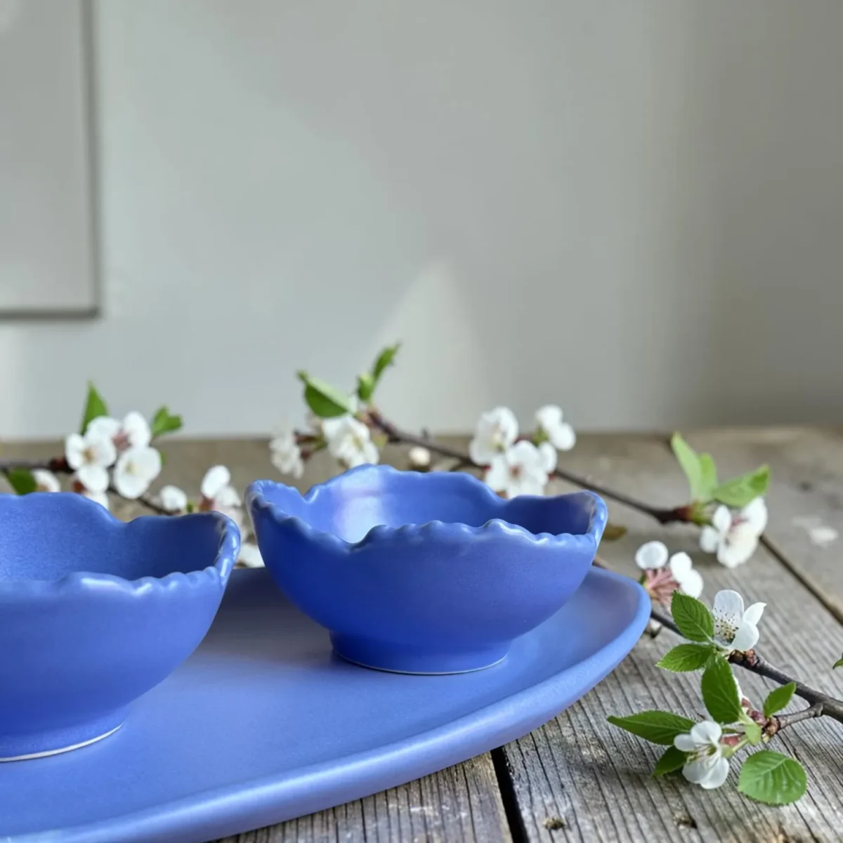 Harmiche Iris Bloom Handcrafted Ceramic Snack & Dry Fruit Bowl Set of 3 with Oval Tray – Scallop Edge, 150ml, Periwinkle Blue